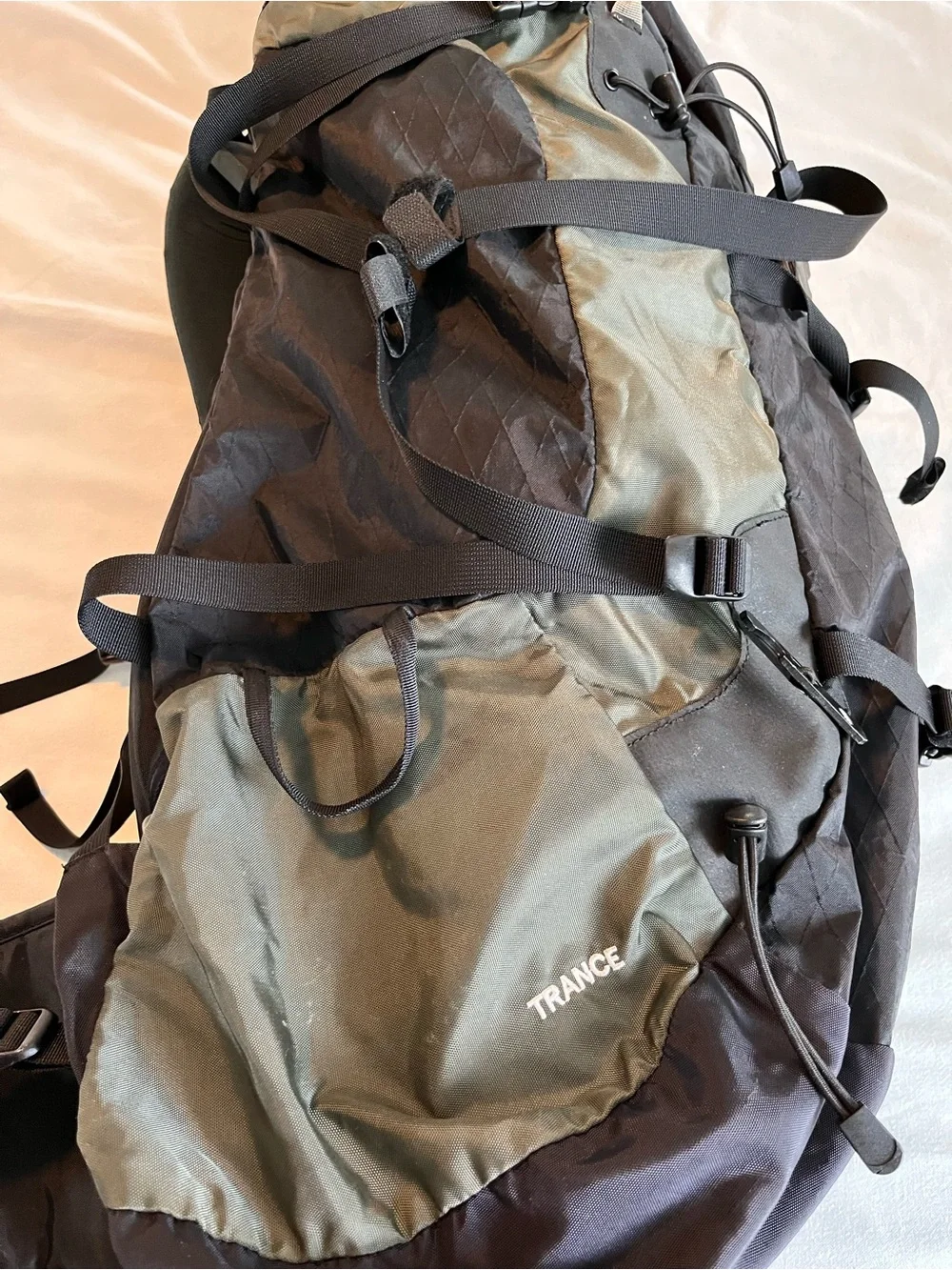 Mountain HardWear Trance Men’s Black Olive Hiking Backpack 32” Lgth 55 liter EUC
